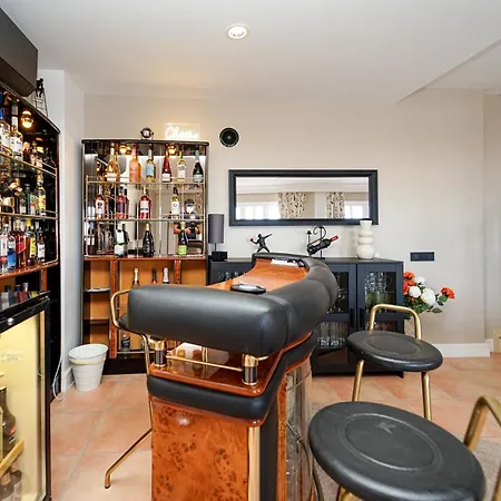 Magnificent 5-star With Sea View, Jacuzzi And Pool Apartment